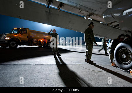 SIGONELLA, Sicilia (1 aprile 2014) - velisti assegnati per il "Aquile reali" di Patrol Squadron (VP) 9 condurre un post-controllo di volo di un P-3C Orion il pattugliamento marittimo aeromobili alla Naval Air Station Sigonella. VP-9 è distribuito negli Stati Uniti Sesta flotta area di responsabilità ed è attualmente assegnato a CTF 67, responsabile per il controllo tattico di distribuito il pattugliamento marittimo e squadroni di ricognizione in tutta la Comunità e le aree africane di operazioni. Foto Stock