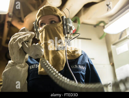 Il 3 aprile 2014, il quartier generale Seaman Sarah Watson riferisce al centro di controllo dei danni durante un'esercitazione generale a bordo della USS Donald Cook (DDG 75), un cacciatorpediniere lanciamissili guidati classe Arleigh Burke. La nave sta conducendo operazioni nel Mar Mediterraneo, a sostegno degli sforzi di sicurezza. Foto Stock