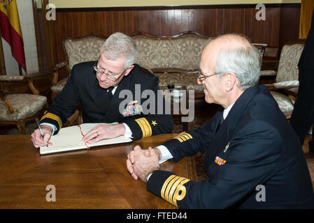 Una fotografia scattata il 3 aprile 2014 a Palma di Maiorca, Spagna, durante una chiamata d'ufficio tra Kevin Sweeney e il capitano Roberto Ortiz. L'immagine cattura un momento significativo mentre Sweeney firma il giornale di bordo durante il dispiegamento del gruppo Harry S. Truman Carrier Strike nell'area della 6th Fleet. Foto Stock