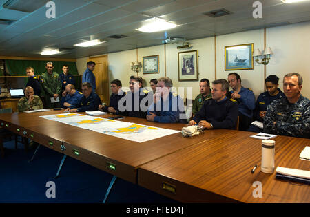 140404-N-WX580-027 MARE DEL NORD (apr. 4, 2014) il personale da Destroyer Squadron (DESRON) 26 e Royal ufficiali di marina frequentare un breve delle operazioni a bordo della Royal Navy portaerei HMS illustre (R06) durante l'esercizio comune della Warrior 14-1. Guerriero comune 14-1, un semi-annuale, Regno Unito led esercizio di formazione progettate per fornire la NATO e le forze alleate hanno un unico multi-warfare ambiente in cui preparare per le operazioni globali. Il guerriero comune esercizio è destinato a migliorare l'interoperabilità tra Allied Marine in operativo un ambiente stimolante. (U.S. Navy foto di comunicazione di massa S Foto Stock