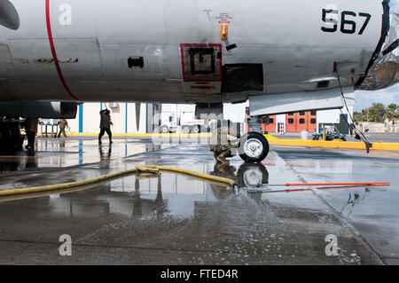 140404-N-MV308-167 Sigonella, Sicilia (4 aprile 2014) - velisti assegnati per il "Aquile reali' di Patrol Squadron (VP) 9, lavare la parte esterna di un P-3C Orion il pattugliamento marittimo aeromobili alla Naval Air Station Sigonella. VP-9 è distribuito negli Stati Uniti Sesta flotta area di responsabilità ed è attualmente assegnato a CTF 67, responsabile per il controllo tattico di distribuito il pattugliamento marittimo e squadroni di ricognizione in tutta l'Unione africana e aree di responsabilità. (U.S. Foto di Marina di Massa Specialista comunicazione marinaio portiere ambra/ rilasciato) Foto Stock