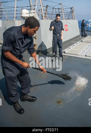 140408-N-EI510-061 mare mediterraneo (Aprile 08, 2014) - Sonar Technician (Superficie) marinaio apprendista Gregory Harris, da Lancaster, Texas, partecipa a una fresca acqua di lavaggio verso il basso a bordo del Arleigh Burke-class guidato-missile destroyer USS Truxtun (DDG 103). Truxtun viene distribuito come parte del George H.W. Bush Carrier Strike gruppo su una distribuzione programmata sostenere le operazioni di sicurezza marittima e di teatro la cooperazione in materia di sicurezza gli sforzi negli Stati Uniti Quinta Flotta area di responsabilità. (U.S. Foto di Marina di Massa lo specialista di comunicazione di terza classe Scott Barnes/rilasciato) Foto Stock