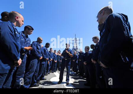 130912-N-AW206-007 mare mediterraneo (sett. 12, 2013) della Cmdr. Dave Stoner, comandante della guidato-missile destroyer USS Ramage (DDG 61), centro detiene un tutte le mani sulla chiamata della nave di ponte di volo. Ramage homeported a Norfolk, Virginia, è su una distribuzione programmata sostenere le operazioni di sicurezza marittima e di teatro la cooperazione in materia di sicurezza gli sforzi negli Stati Uniti Sesta flotta area di operazioni. (U.S. Foto di Marina di Massa lo specialista di comunicazione 2a classe Giacobbe D. Moore/approvato per la release pubblica) Foto Stock