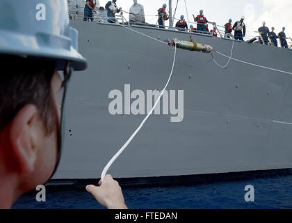 Questa foto mostra i marinai a bordo della USS Ramage (DDG 61) che conducono un'esercitazione di siluri nel Mar Mediterraneo. Il cacciatorpediniere missilistico guidato, portato a casa a Norfolk, Virginia, è attivamente impegnato in operazioni di sicurezza marittima e cooperazione per la sicurezza del teatro nell'area delle operazioni della 6th Fleet degli Stati Uniti. Foto Stock