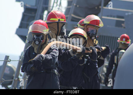 140411-N-ZZ999-001 OCEANO INDIANO (11 aprile 2014) - i marinai a bordo guidato- missile destroyer USS Nitze (DDG 94) lotta attaccare un incendio simulato durante il generale trimestri. Nitze è su una distribuzione programmata sostenere le operazioni di sicurezza marittima e di teatro la cooperazione in materia di sicurezza gli sforzi negli Stati Uniti Sesta flotta area di operazione. (U.S. Navy foto di artigliare il compagno del Naquon SeamanN Kebe) Foto Stock