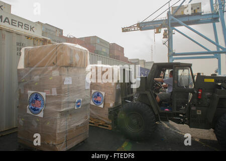 140415-N-ZY039-034 Lagos, Nigeria (15 aprile 2014) - Jack Karg, servizio civile mariner offload di materiali di buona volontà sotto la U.S. La marina del progetto del programma Handclasp dal giunto, ad alta velocità nave USNS Spearhead (JHSV 1). Handclasp è una marina programma che accetta e trasporta il materiale di buona volontà a bordo di navi della marina militare per la distribuzione a nazioni straniere destinatari. Punta di diamante sarà materiali offload pur sostenendo la collaborazione internazionali di costruzione di capacità del programma di Partenariato Africa stazione. (U.S. Foto di Marina di Massa Specialista comunicazione marinaio Justin R. DiNiro/ rilasciato) Foto Stock