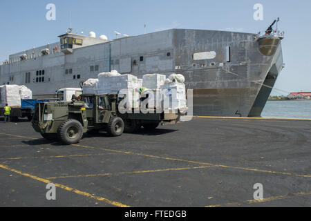 140415-N-ZY039-193 Lagos, Nigeria (15 aprile 2014) - Jack Karg, servizio civile mariner a bordo di giunzione, ad alta velocità a nave USNS Spearhead (JHSV 1), offload di materiali di buona volontà sotto la U.S. Marina Handclasp progetto programma. Handclasp è una marina programma che accetta e trasporta il materiale di buona volontà a bordo di navi della marina militare per la distribuzione a nazioni straniere destinatari. Punta di diamante sarà materiali offload pur sostenendo la collaborazione internazionali di costruzione di capacità del programma di Partenariato Africa stazione. (U.S. Foto di Marina di Massa Specialista comunicazione marinaio Justin R. DiNiro/ rilasciato) Foto Stock