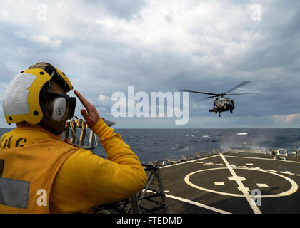 Il 18 aprile 2014, il Boatswain's Mate 2nd Class Chase Pope segnala ad un elicottero HH-60G Pave Hawk della U.S. Air Force durante un atterraggio sul ponte di volo della USS Ramage (DDG 61). La USS Ramage, un cacciatorpediniere missilistico guidato, stava conducendo operazioni di sicurezza marittima nel Mar Mediterraneo sotto la 6th Fleet degli Stati Uniti, contribuendo agli sforzi di sicurezza regionale. Foto Stock