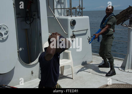 140419-N-NQ697-035 del golfo di Guinea (19 aprile 2014) - Petty Officer 1. Classe Akougna Augustin, marina militare congolese, detiene un membro dell'equipaggio durante una simulazione di salire a bordo della nave sospetta, CNS Jabane (P 105), come parte del Obangame Express 2014. Obangame Express è un U.S. Africa Command-sponsorizzato multinazionale esercizio marittimo progettato per aumentare la sicurezza marittima e la sicurezza nel Golfo di Guinea. (U.S. Foto di Marina di Massa lo specialista di comunicazione di terza classe Matt Wright/RILASCIATO) Unisciti alla conversazione su <a href='https://twitter.com/naveur navaf' rel="nofollow">Twitter</a> Follow us on <a href="http Foto Stock