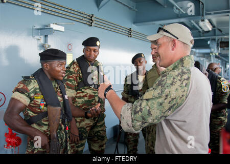 140419-N-IY142-426 Lagos, Nigeria (14 aprile 2014) - STATI UNITI Navy osservatore fornisce il feedback al Camerun marinai alla conclusione di una simulazione di salire a bordo della nave sospetta, la nave tedesca FGS Bonn (A-1413), come parte del Obangame Express 2014. Obangame Express è un U.S. Africa Command-sponsorizzato multinazionale esercizio marittimo progettato per aumentare la sicurezza marittima e la sicurezza nel Golfo di Guinea. (U.S. Foto di Marina di Massa lo specialista di comunicazione 2a classe John Herman/RILASCIATO) Unisciti alla conversazione su <a href='https://twitter.com/naveur navaf' rel="nofollow">Twitter</a> Follow us on <a h Foto Stock