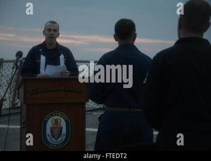 140420-N-CH661-018 Mare Mediterraneo (20 aprile 2014) - Lt. Allen pressore, il cappellano del comando a bordo guidato-missile destroyer USS Ramage (DDG 61), conduce una Domenica di Pasqua i servizi sunrise sul ponte di volo. Ramage homeported a Norfolk, Virginia, è su una distribuzione programmata sostenere le operazioni di sicurezza marittima e di teatro la cooperazione in materia di sicurezza gli sforzi negli Stati Uniti Sesta flotta area di operazioni. (U.S. Foto di Marina di Massa lo specialista di comunicazione 2a classe Jared re/RILASCIATO) Unisciti alla conversazione su Twitter ( https://twitter.com/naveur navaf ) follow us on Facebook ( https://www.facebook Foto Stock