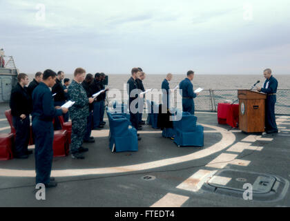 140420-N-CH661-039 Mare Mediterraneo (20 aprile 2014) - Lt. Allen pressore, il cappellano del comando a bordo guidato-missile destroyer USS Ramage (DDG 61), conduce una Domenica di Pasqua i servizi sunrise sul ponte di volo. Ramage homeported a Norfolk, Virginia, è su una distribuzione programmata sostenere le operazioni di sicurezza marittima e di teatro la cooperazione in materia di sicurezza gli sforzi negli Stati Uniti Sesta flotta area di operazioni. (U.S. Foto di Marina di Massa lo specialista di comunicazione 2a classe Jared re/RILASCIATO) Unisciti alla conversazione su Twitter ( https://twitter.com/naveur navaf ) follow us on Facebook ( https://www.facebook Foto Stock