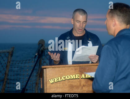 140420-N-CH661-044 Mare Mediterraneo (20 aprile 2014) - Lt. Allen pressore, il cappellano del comando a bordo guidato-missile destroyer USS Ramage (DDG 61), conduce una Domenica di Pasqua i servizi sunrise sul ponte di volo. Ramage homeported a Norfolk, Virginia, è su una distribuzione programmata sostenere le operazioni di sicurezza marittima e di teatro la cooperazione in materia di sicurezza gli sforzi negli Stati Uniti Sesta flotta area di operazioni. (U.S. Foto di Marina di Massa lo specialista di comunicazione 2a classe Jared re/RILASCIATO) Unisciti alla conversazione su Twitter ( https://twitter.com/naveur navaf ) follow us on Facebook ( https://www.facebook Foto Stock