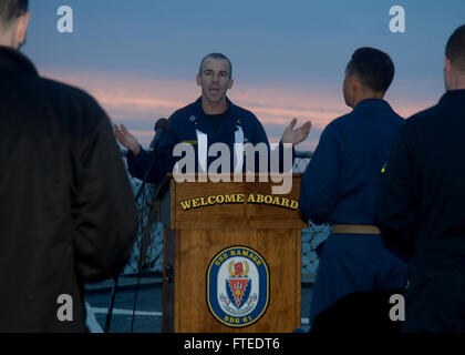 140420-N-CH661-049 Mare Mediterraneo (20 aprile 2014) - Lt. Allen pressore, il cappellano del comando a bordo guidato-missile destroyer USS Ramage (DDG 61), conduce una Domenica di Pasqua i servizi sunrise sul ponte di volo. Ramage homeported a Norfolk, Virginia, è su una distribuzione programmata sostenere le operazioni di sicurezza marittima e di teatro la cooperazione in materia di sicurezza gli sforzi negli Stati Uniti Sesta flotta area di operazioni. (U.S. Foto di Marina di Massa lo specialista di comunicazione 2a classe Jared re/RILASCIATO) Unisciti alla conversazione su Twitter ( https://twitter.com/naveur navaf ) follow us on Facebook ( https://www.facebook Foto Stock