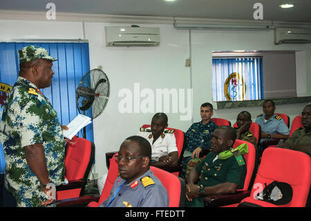 Il 20 aprile 2014, il Commodoro AK Owhor-chuku della Marina nigeriana invia un resoconto del personale militare proveniente da più nazioni africane nell'ambito dell'esercitazione Obangame Express 2014, finalizzata a migliorare la sicurezza marittima nel Golfo di Guinea. Foto Stock