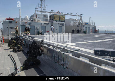 L'immagine mostra il personale di più nazioni che si occupa della cabina di pilotaggio della testa di lancia USNS durante un'operazione di imbarco simulata come parte dell'esercitazione Obangame Express 2014. L'esercizio, che coinvolge varie forze navali, mira a migliorare la sicurezza marittima nel Golfo di Guinea. Foto Stock