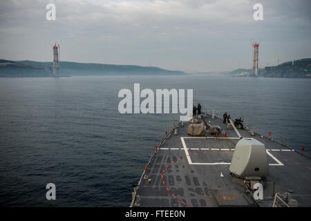 Il 24 aprile 2014, la USS Donald Cook (DDG 75), un cacciatorpediniere missilistico guidato della classe Arleigh Burke, partì dal Mar Nero dopo aver completato la sua missione come parte della 6th Fleet statunitense. La nave è stata coinvolta nell'European Phased Adaptive Approach (EPAA) per la difesa missilistica balistica, sostenendo gli interessi di sicurezza degli Stati Uniti nella regione. Foto Stock