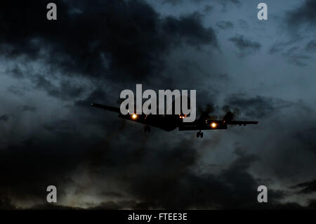 140504-N-MV308-268 Sigonella, Sicilia (4 maggio 2014) - Un P-3C Orion Pattuglia Marittima degli aeromobili, assegnato al "Aquile reali' di Patrol Squadron (VP) 9, ritorna alla Naval Air Station Sigonella dopo aver completato il pattugliamento marittimo e la missione di ricognizione. VP-9 è distribuito negli Stati Uniti Sesta flotta area di operazioni. (U.S. Foto di Marina di Massa Specialista comunicazione marinaio portiere ambra/ rilasciato) Unisciti alla conversazione su Twitter ( https://twitter.com/naveur navaf ) follow us on Facebook ( https://www.facebook.com/USNavalForcesEuropeAfrica ) e mentre sei a esso visitateci su Google+ ( ht Foto Stock