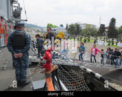 Il personale dell'ambasciata americana e le loro famiglie visitano la fregata missilistica guidata USS Taylor (FFG 50) durante una visita al porto di Batumi, Georgia, il 9 maggio 2014. La USS Taylor svolge un ruolo critico nella sicurezza marittima regionale e nelle operazioni NATO. Foto Stock
