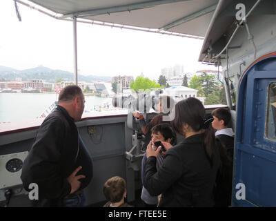 La USS Taylor (FFG 50), una fregata missilistica guidata americana, è mostrata durante una visita al porto di Batumi, Georgia. La nave fa parte della 6th Fleet della Marina degli Stati Uniti e contribuisce alla sicurezza marittima regionale e alle operazioni NATO nell'area. Foto Stock