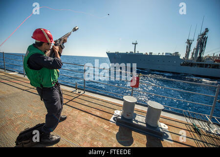 Il Gunner's Mate 2nd Class Timothy Candido spara una linea di tiro all'USNS John Lenthall (T-AO-189) durante un'operazione di rifornimento. Questa foto, scattata il 22 maggio 2014, mostra la precisione e il coordinamento coinvolti nella logistica navale a bordo della USS Vella Gulf (CG 72). Foto Stock