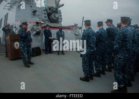 140524-N-YO152-095: OCEANO ATLANTICO (24 maggio 2014) - Cmdr. Brian Diebold, comandante della guidato-missile destroyer USS Oscar Austin (DDG 79), parla di sottufficiali frockees durante una cerimonia frocking. Oscar Austin, homeported a Norfolk, Virginia, è su una distribuzione programmata sostenere le operazioni di sicurezza marittima e di teatro la cooperazione in materia di sicurezza gli sforzi negli Stati Uniti Sesta flotta area di operazioni. (U.S. Foto di Marina di Massa lo specialista di comunicazione di terza classe DJ Revell/rilasciato) Foto Stock