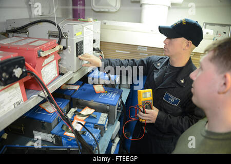 140528-N-MW280-107: Mare Mediterraneo (28 maggio 2014) - Aviazione da elettricista, Mate 3° di classe Erick Delp e PFC. Josh Hammond ricaricare una batteria dell'aviazione per una MV-22 Osprey a bordo del multipurpose Amphibious Assault nave USS Bataan (LHD 5). Bataan, con elementi del ventiduesimo Marine Expeditionary Unit, è operativo in NEGLI STATI UNITI Sesta flotta area di operazioni per aumentare la U.S. Risposta in caso di crisi le forze nella regione. (U.S. Foto di Marina di Massa lo specialista di comunicazione di terza classe Chase Hawley/RILASCIATO) Unisciti alla conversazione su Twitter ( https://twitter.com/naveur navaf ) follow us on Facebook ( https:// Foto Stock