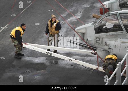 140529-N-JP312-012 : mare mediterraneo (29 maggio 2014) - marinai dal dipartimento dell'aria preparare per spostare un AH-1W Super Cobra elicottero sul ponte di volo dell'multipurpose Amphibious Assault nave USS Bataan (LHD 5). Bataan, con elementi del ventiduesimo Marine Expeditionary Unit, è operativo in NEGLI STATI UNITI Sesta flotta area di operazioni per aumentare la U.S. Risposta in caso di crisi le forze nella regione. (U.S. Foto di Marina di Massa lo specialista di comunicazione di terza classe Chase Hawley/RILASCIATO) Unisciti alla conversazione su Twitter ( https://twitter.com/naveur navaf ) follow us on Facebook ( https://www.facebook.com/USNavalFo Foto Stock