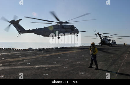 140605-N-AO823-063 mare mediterraneo (Giugno 5, 2014) -- Un CH-53 Super Stallion atterra sul ponte di volo dell'multipurpose Amphibious Assault nave USS Bataan (LHD 5). Bataan, con elementi del ventiduesimo Marine Expeditionary Unit, è operativo negli Stati Uniti Sesta flotta area di operazioni per aumentare la U.S. Risposta in caso di crisi le forze nella regione. (U.S. Foto di Marina di Massa Specialista comunicazione marinaio apprendista Michael J. Lieberknecht/ Rilasciato) www.facebook.com/ussbataan http://www.facebook.com/ussbataan ( ) Foto Stock