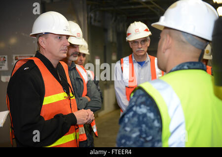 151005-N-LN337-144 NAVAL SUPPORT FACILITY DEVESELU, Romania (ott. 5, 2015) - Posteriore Adm. Johnny Wolfe, difesa missilistica Agenzia esecutiva del programma per Aegis missile balistico di difesa, in Dahlgren, Virginia, parla al personale mentre giravamo l'egida a terra il sistema di difesa missilistica a supporto navale Facility (NSF) Deveselu il 5 ottobre 2015. Durante la sua visita, Wolfe è stata in grado di tour l'installazione, parlare con i marinai e vedere i progressi generali di costruzione alla base. NSF Deveselu, un patrocinio a terra la difesa missilistica struttura situata nel centro-sud della Romania, è la casa del patrocinio a terra Missile Defens Foto Stock