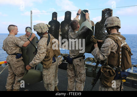 Stati Uniti Marines con Battaglione Team di atterraggio 1° Battaglione, 6° Reggimento Marini, 22 Marine Expeditionary Unit (MEU), sostituire i loro obiettivi nel corso di un live-Incendio campo a bordo della USS Bataan (LHD 5), al mare, 10 giugno 2014. Elementi del ventiduesimo MEU, imbarcato a bordo di Bataan, sono operanti negli Stati Uniti Sesta flotta area di operazioni per aumentare la U.S. Risposta in caso di crisi le forze nella regione. (U.S. Marine Corps foto di Cpl. Caleb McDonald/RILASCIATO) Unisciti alla conversazione su Twitter ( https://twitter.com/naveur navaf ) follow us on Facebook ( https://www.facebook.com/USNavalForcesEuropeAfrica ) e mentre tu sei un Foto Stock