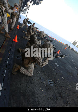 Stati Uniti Marines con Battaglione Team di atterraggio 1° Battaglione, 6° Reggimento Marini, 22 Marine Expeditionary Unit (MEU), fire dall'inginocchiarsi durante un live-Incendio campo a bordo della USS Bataan (LHD 5), al mare, 10 giugno 2014. Elementi del ventiduesimo MEU, imbarcato a bordo di Bataan, sono operanti negli Stati Uniti Sesta flotta area di operazioni per aumentare la U.S. Risposta in caso di crisi le forze nella regione. (U.S. Marine Corps foto di Cpl. Caleb McDonald/RILASCIATO) Unisciti alla conversazione su Twitter ( https://twitter.com/naveur navaf ) follow us on Facebook ( https://www.facebook.com/USNavalForcesEuropeAfrica ) e mentre tu sei Foto Stock