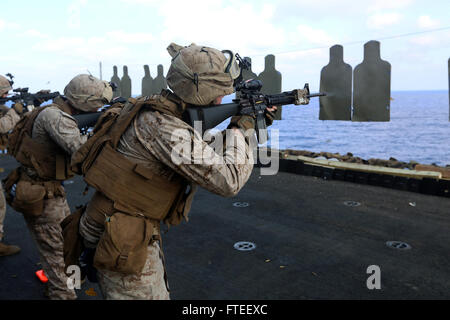 Un U.S. Marine con lo sbarco del Battaglione Team Primo Battaglione, 6° Reggimento Marini, 22 Marine Expeditionary Unit (MEU), incendi al suo bersaglio durante un live-Incendio campo a bordo della USS Bataan (LHD 5), al mare, 10 giugno 2014. Elementi del ventiduesimo MEU, imbarcato a bordo di Bataan, sono operanti negli Stati Uniti Sesta flotta area di operazioni per aumentare la U.S. Risposta in caso di crisi le forze nella regione. (U.S. Marine Corps foto di Cpl. Caleb McDonald/RILASCIATO) Unisciti alla conversazione su Twitter ( https://twitter.com/naveur navaf ) follow us on Facebook ( https://www.facebook.com/USNavalForcesEuropeAfrica ) e mentre sei a Foto Stock