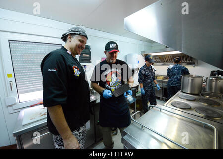 Gli chef "panini" Pete Blohme e John Conley prepararono il pranzo per il personale di stanza presso la struttura di supporto navale di Deveselu, Romania. Questo evento, parte del programma "Messlords" della Navy Entertainment, segnò la prima visita dalla fondazione della base nel 2014. Foto Stock