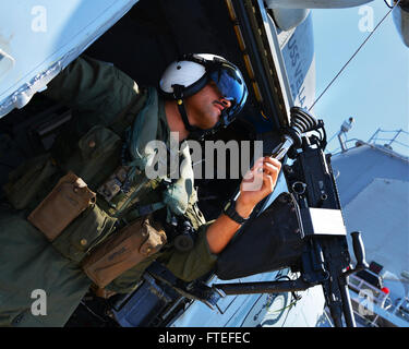 Mare Mediterraneo (Luglio 18, 2014) Aircrewman navale (Tactical elicottero) 2a classe Alejandro Rojas, assegnato all'Twisted castori di elicottero Anti-Submarine Squadron luce (HSL) 48, controlli attrezzatura di sicurezza prima di operazioni di volo a bordo della Ticonderoga-class guidato-missili cruiser USS Vella Gulf (CG 72). Vella golfo, homeported a Norfolk, Virginia, sta conducendo operazioni militari con gli alleati negli Stati Uniti Sesta flotta area di operazioni al fine di far progredire la sicurezza e la stabilità in Europa. Foto Stock