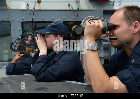 140806-N-IY142-204 MARE MEDITERRANEO (6 agosto 2014) - Quartermaster marinaio Brooke Morecraft prende una lettura con un sestante come alfiere Paolo Eberlin controlla l'orizzonte a bordo del Arleigh Burke-class guidato-missile destroyer USS Ross (DDG 71). Ross, distribuito a Rota, Spagna, sta conducendo operazioni navali negli Stati Uniti Sesta flotta area di operazioni a sostegno degli Stati Uniti per gli interessi di sicurezza nazionali in Europa. (U.S. Foto di Marina di Massa lo specialista di comunicazione 2a classe John Herman/rilasciato) Foto Stock