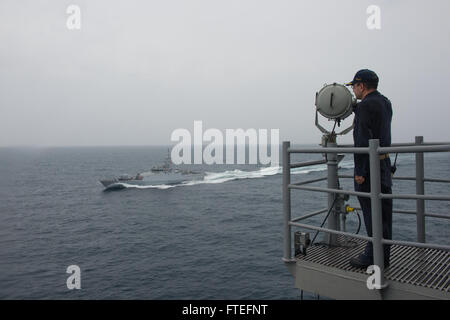 140808-N-ZE250 110 MAR NERO, (Agosto 8, 2014) Capt. Robert K. Katz, comando ufficiale della Ticonderoga-class guidato-missili cruiser USS Vella Gulf (CG 72), saluta Marina turca nave TCG Tuzla (P1200) dopo aver completato la manovra di esercizi in mare Nero. Vella golfo, homeported a Norfolk, Virginia, sta conducendo operazioni militari con gli alleati negli Stati Uniti Sesta flotta area di operazioni al fine di far progredire la sicurezza e la stabilità in Europa. (U.S. Foto di Marina di Massa lo specialista di comunicazione di terza classe Weston Jones/rilasciato) Foto Stock