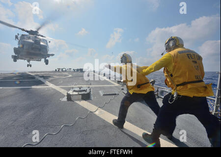 140816-N-IY142-290 mare mediterraneo (Agosto 16, 2014) di Boatswain Mate 3° di classe Jennifer Sahley dirige un elicottero a terra durante il volo quarti a bordo del Arleigh Burke-class guidato-missile destroyer USS Ross (DDG 71). Ross, distribuito a Rota, Spagna, sta conducendo operazioni navali negli Stati Uniti Sesta flotta area di operazioni a sostegno degli Stati Uniti per gli interessi di sicurezza nazionali in Europa. (U.S. Foto di Marina di Massa lo specialista di comunicazione 2a classe John Herman/rilasciato) Foto Stock