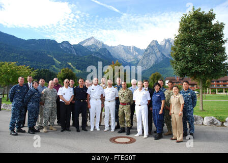 GARMISCH, Germania (Agosto 25, 2014) dell'Africa del Nord e in Europa e Stati Uniti progettisti posano per una foto di gruppo durante la fase iniziale di pianificazione evento per Phoenix Express 2015. Phoenix Express è un U.S. Africa Command-sponsorizzato multinazionale esercizio marittimo tra il Nord Africa, in Europa e negli Stati Uniti le forze navali progettato per aumentare la sicurezza marittima e la sicurezza nel mare Mediterraneo. (U.S. Foto della marina militare da parte degli Stati Uniti Navy foto di Lt. Miguel Montalvo/RILASCIATO) Foto Stock