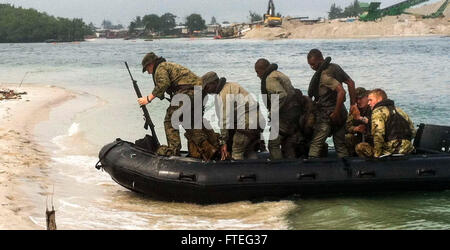 Stati Uniti, Gabon e, U.K. Royal Marines land a riva di Marine Nationale Base Navale, Port Gentil, Gabon, Sett. 1, 2014. Stati Uniti e le truppe britanniche sono la formazione al fianco di Gabon Fusiliers marini come parte dell Africa Partnership Stazione 14, una formazione comune impegno in Gabon che continuerà con i partner internazionali lungo la costa occidentale dell Africa. (Foto di cortesia da PFC. Sean O'Connor) Foto Stock