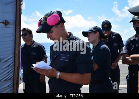 Una fotografia scattata a bordo della USS Vella Gulf (CG 72) durante le operazioni navali nel Mar Mediterraneo, che mostra il primo controllore del fuoco Matthew Mazzella che si qualifica con un fucile M-16 durante un'esercitazione. Foto Stock