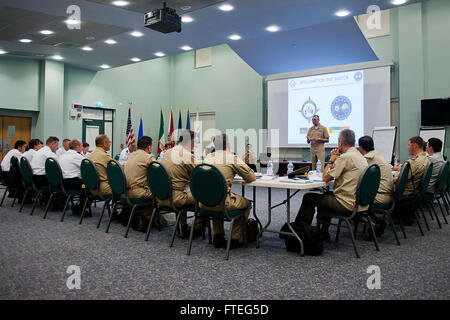 140908-N-EZ054-006 napoli, Italia (sett. 8, 2014) Fire Controlman Master Chief Petty Officer Mike Fluent, assegnato al supporto navale attività (NSA) Napoli, parla ai sottufficiali durante l'EURASIA PARTNERSHIP (EP) Non-Commissioned Officer (NCO) Sviluppo familiarizzazione simposio su NSA " Napoli Capodichino base, Sett. 8. EP NCO allo sviluppo è un militare ai militari, multi-laterale della cooperazione internazionale di impegno che consente di acquisire familiarità nazione partner maritime sottufficiali con US Navy CPO 365. (U.S. Foto di Marina di Massa lo specialista di comunicazione di terza classe Luis R. Chavez Jr/rilasciato) Foto Stock