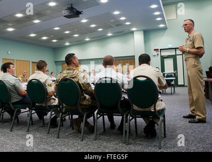 140908-N-EZ054-013 napoli, Italia (sett. 8, 2014) Fire Controlman Master Chief Petty Officer Mike Fluent, assegnato al supporto navale attività (NSA) Napoli, parla ai sottufficiali durante l'EURASIA PARTNERSHIP (EP) Non-Commissioned Officer (NCO) Sviluppo familiarizzazione simposio su NSA " Napoli Capodichino base, Sett. 8. EP NCO allo sviluppo è un militare ai militari, multi-laterale della cooperazione internazionale di impegno che consente di acquisire familiarità nazione partner maritime sottufficiali con US Navy CPO 365. (U.S. Foto di Marina di Massa lo specialista di comunicazione di terza classe Luis R. Chavez Jr/rilasciato) Foto Stock