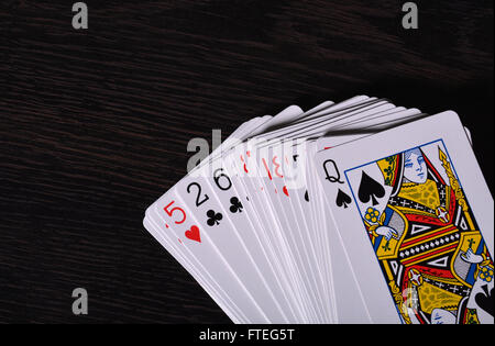 Mazzo di carte da gioco su sfondo di legno. Foto Stock