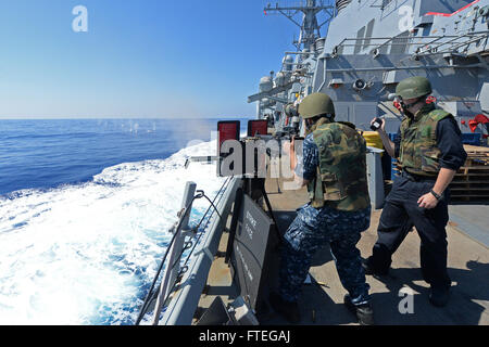 140920-N-IY142-044 mare mediterraneo (sett. 20, 2014) marinai fire un .calibro 50 pistola della macchina durante una fase di pre-azione di taratura esercitazione antincendio a bordo del Arleigh Burke-class guidato-missile destroyer USS Cole (DDG 67). Cole, homeported a Norfolk, Virginia, sta conducendo operazioni navali negli Stati Uniti Sesta flotta area di operazioni a sostegno degli Stati Uniti per gli interessi di sicurezza nazionali in Europa. (U.S. Foto di Marina di Massa lo specialista di comunicazione 2a classe John Herman/rilasciato) Foto Stock