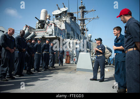 140926-N-WD757-315 mare mediterraneo (sett. 26, 2014) della Cmdr. Camille Flaherty, comandante della guidato-missile destroyer USS Arleigh Burke (DDG 51), parla ai marinai durante una cerimonia di presentazione. Arleigh Burke, homeported a Norfolk, Virginia, sta conducendo operazioni navali negli Stati Uniti Sesta flotta area di operazioni a sostegno degli Stati Uniti per gli interessi di sicurezza nazionali in Europa. (U.S. Foto di Marina di Massa lo specialista di comunicazione 2a classe Carlos M. Vazquez II/rilasciato) Foto Stock