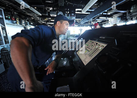 Mare Mediterraneo (sett. 11, 2013) marinaio apprendista Giovanni Sedillo dirige la nave stando in piedi timoniere di guardare a bordo guidato-missile destroyer USS Ramage (DDG 61). Ramage homeported a Norfolk, Virginia, è su una distribuzione programmata sostenere le operazioni di sicurezza marittima e di teatro la cooperazione in materia di sicurezza gli sforzi negli Stati Uniti Sesta flotta area di operazioni. Foto Stock