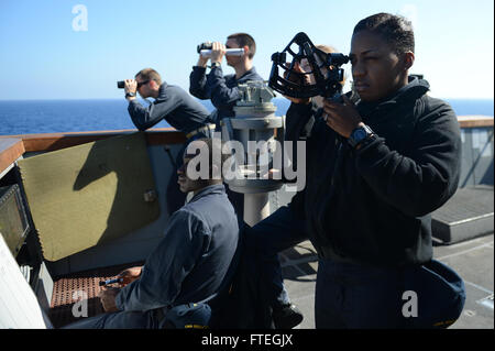 Mare Mediterraneo (ott. 3, 2014) -- i marinai a prepararsi per un rifornimento in mare con Sealift militare il comando della flotta oliatore di rifornimento USNS Leroy Grumman (T-AO 195) a bordo del trasporto anfibio dock nave USS Mesa Verde (LPD 19). La Mesa Verde, parte di Bataan anfibio gruppo pronto con la avviato 22 Marine Expeditionary Unit, sta conducendo operazioni navali negli Stati Uniti Sesta flotta area di operazioni a sostegno degli Stati Uniti per gli interessi di sicurezza nazionali in Europa. Foto Stock