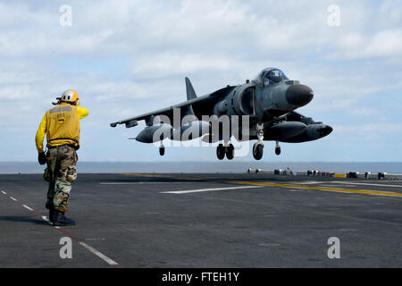 Mare Mediterraneo (ott. 9, 2014) - Aviazione di Boatswain Mate (movimentazione) terza classe Andrew Sterling, da Chicago, dirige un AV-8B Harrier italiani a terra a bordo dell'assalto anfibio nave USS Bataan (LHD 5). Il Bataan anfibio gruppo pronto è su una distribuzione programmata sostenere le operazioni di sicurezza marittima, fornendo crisi la capacità di risposta e il teatro di sicurezza gli sforzi di cooperazione negli Stati Uniti Sesta flotta area di operazioni Foto Stock