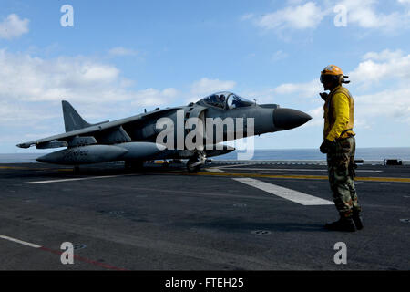 Mare Mediterraneo (ott. 9, 2014) - Aviazione di Boatswain Mate (movimentazione) terza classe Andrew Sterling, da Chicago, dirige un AV-8B Harrier italiani a bordo dell'assalto anfibio nave USS Bataan (LHD 5). Il Bataan anfibio gruppo pronto è su una distribuzione programmata sostenere le operazioni di sicurezza marittima, fornendo crisi la capacità di risposta e il teatro di sicurezza gli sforzi di cooperazione negli Stati Uniti Sesta flotta area di operazioni. Foto Stock